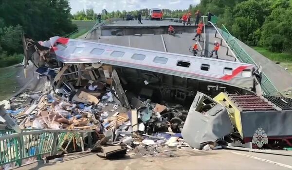 Обрушение моста на пассажирский поезд в Брянской области Обрушение моста на пассажирский поезд в Брянской области