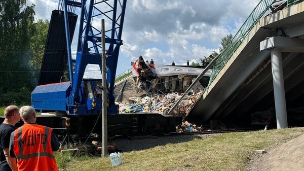 Обрушение моста на пассажирский поезд в Брянской области