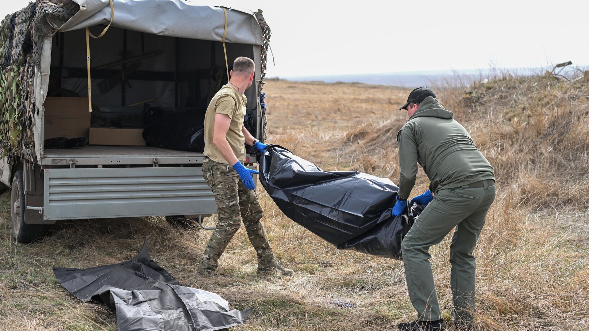 Сбор останков солдат ВСУ для гуманитарного обмена погибшими - РИА Новости, 1920, 04.06.2025