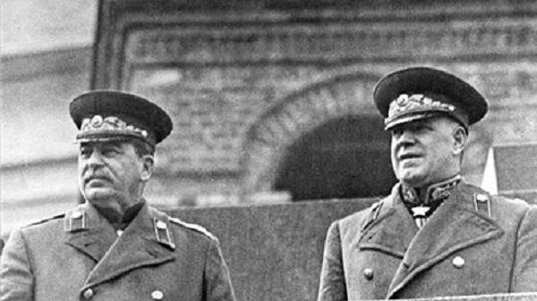 Сталин и Жуков. Парад Победы, 1945 год Сталин и Жуков. Парад Победы, 1945 год