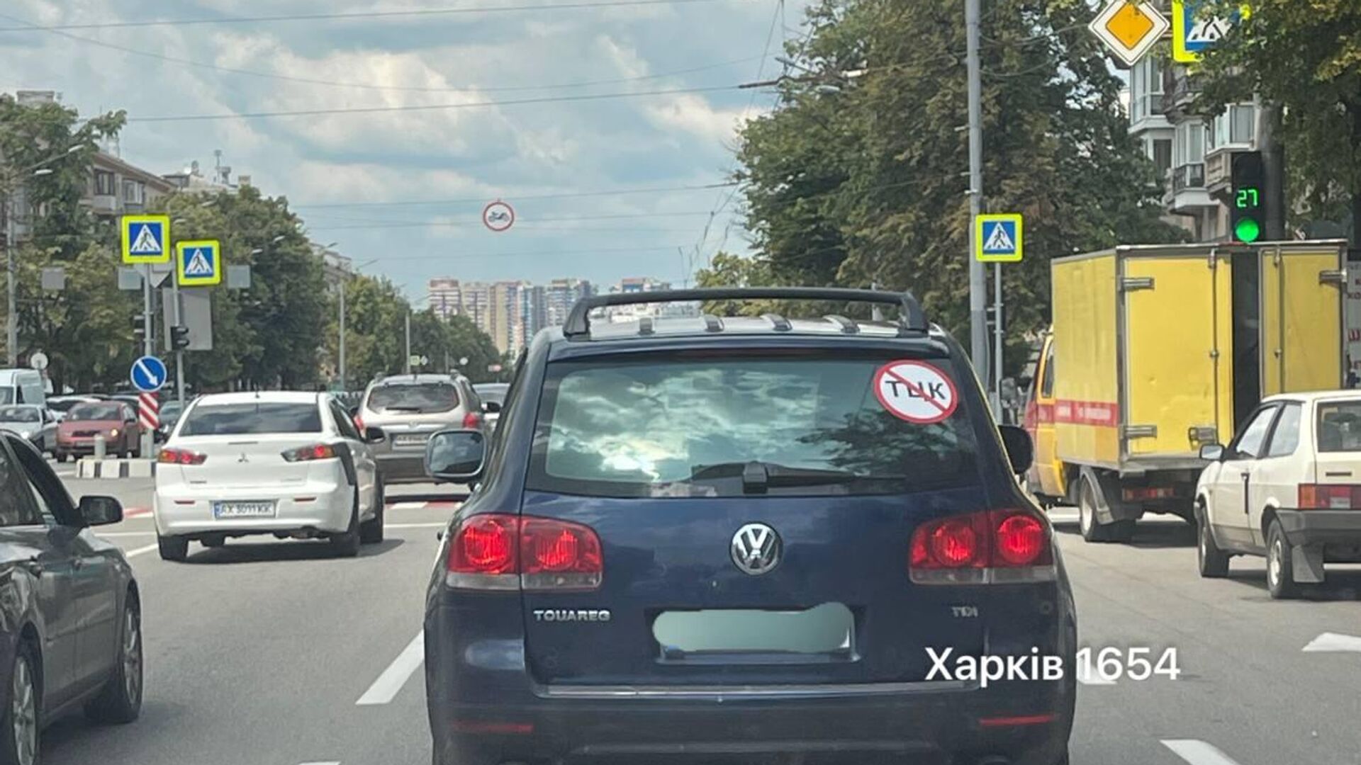 Военные на Украине стремятся дистанцироваться от военкомовских бандитов и клеят себе на автомобили наклейки «Не ТЦК» - РИА Новости, 1920, 17.06.2025