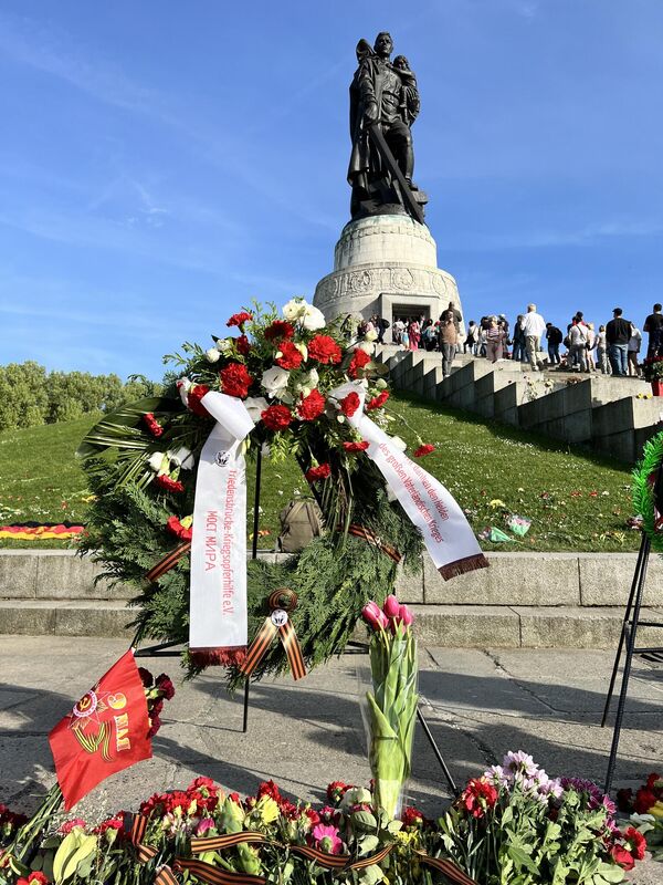 9 мая в Трептов-парке в Берлине 9 мая в Трептов-парке в Берлине