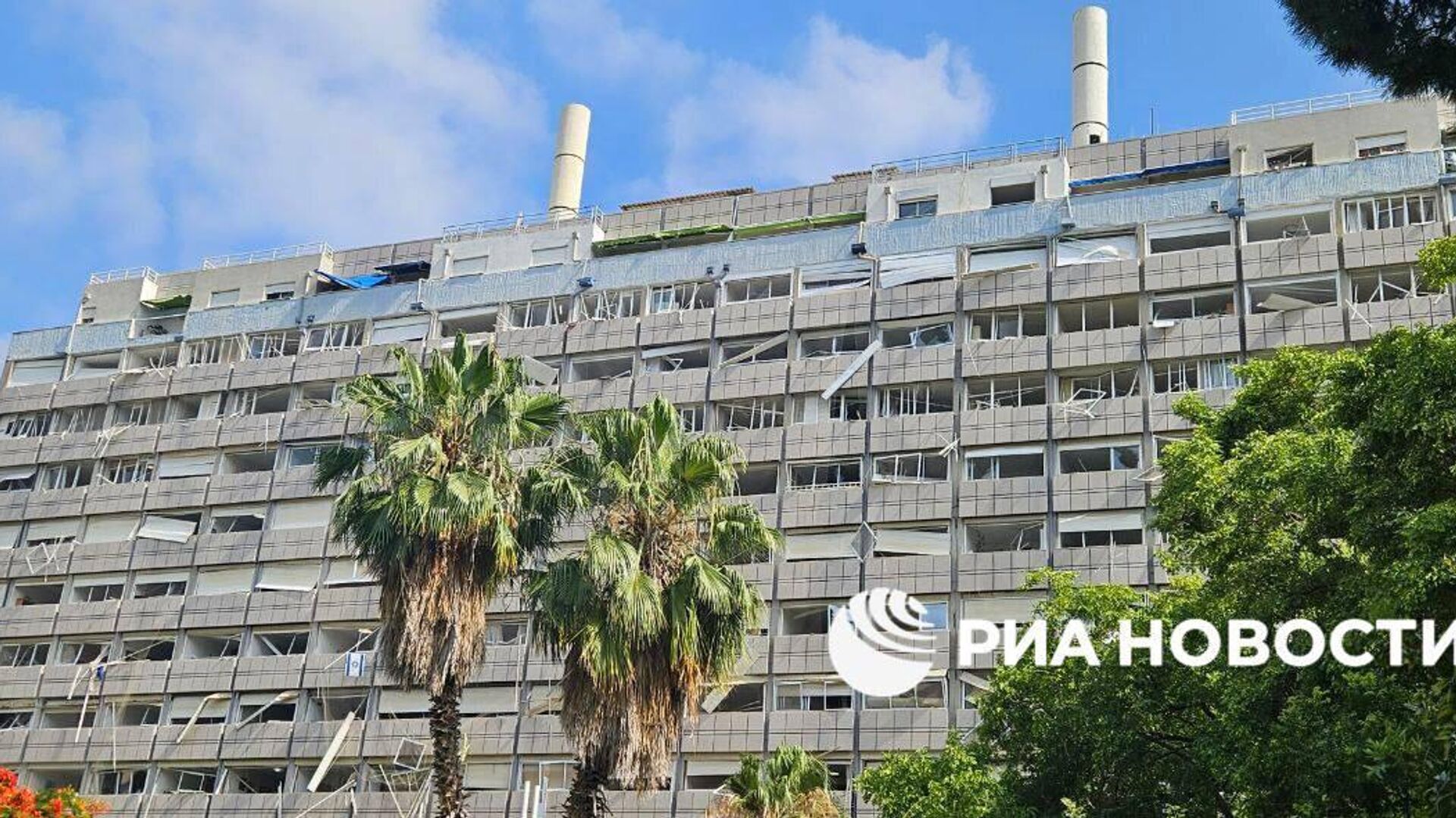 Иранская ракета разрушила несколько жилых домов на севере Тель-Авива и повредила десятки зданий на сотни метров вокруг в ходе обстрела в воскресенье утром, спасательные службы ведут разбор завалов Иранская ракета разрушила несколько жилых домов на севере Тель-Авива и повредила десятки зданий на сотни метров вокруг в ходе обстрела в воскресенье утром, спасательные службы ведут разбор завалов - РИА Новости, 1920, 22.06.2025