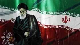 Граффити с изображением основателя Исламской Республики Иран аятоллы Рухоллы Хомейни на одной из улиц в Тегеране.