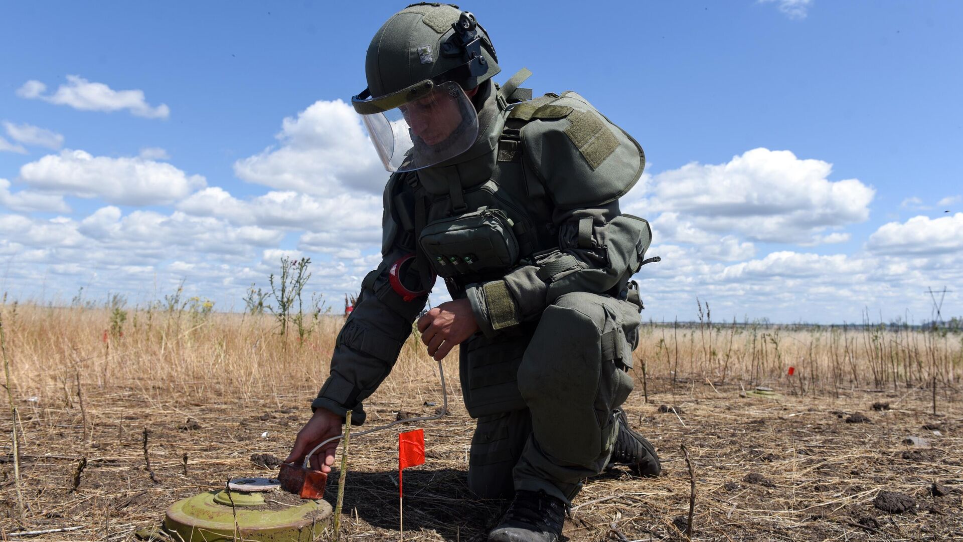 Разминирование освобожденных территорий ДНР - РИА Новости, 1920, 09.11.2025
