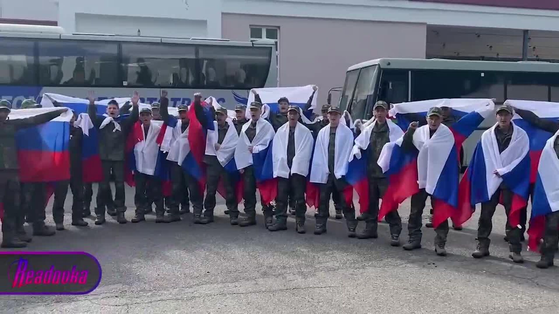 «Мы дома!» — Минобороны России публикует кадры с русскими солдатами, освобожденными из плена - РИА Новости, 1920, 26.06.2025