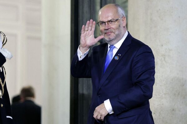 Алар Карис: помаши дяде ручкой