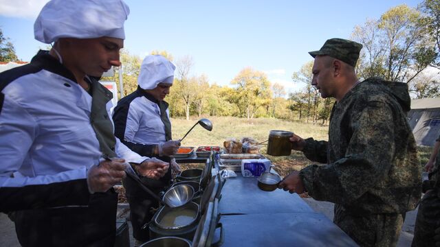 © РИА Новости . Виталий Тимкив / Военная подготовка мобилизованных перед отправкой в войска РФ Война войной, а обед - по расписанию. И сухпаёк в придачу
