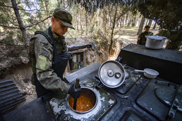 © РИА Новости . Дмитрий Макеев / Быт военнослужащих РФ в зоне СВО Война войной, а обед – по расписанию. И сухпаёк в придачу