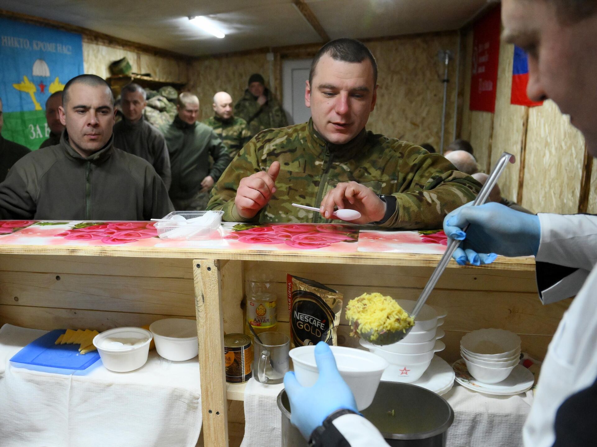 Быт воинов-десантников в тыловом районе в зоне СВО Быт воинов-десантников в тыловом районе в зоне СВО - РИА Новости, 1920, 30.06.2025