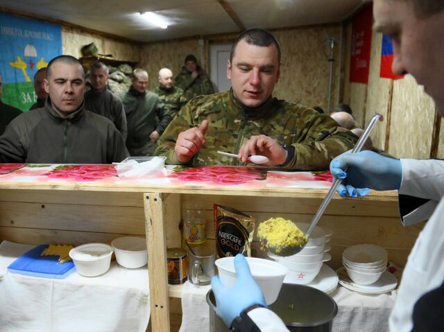 © РИА Новости . Алексей Майшев / Быт воинов-десантников в тыловом районе в зоне СВО Война войной, а обед – по расписанию. И сухпаёк в придачу