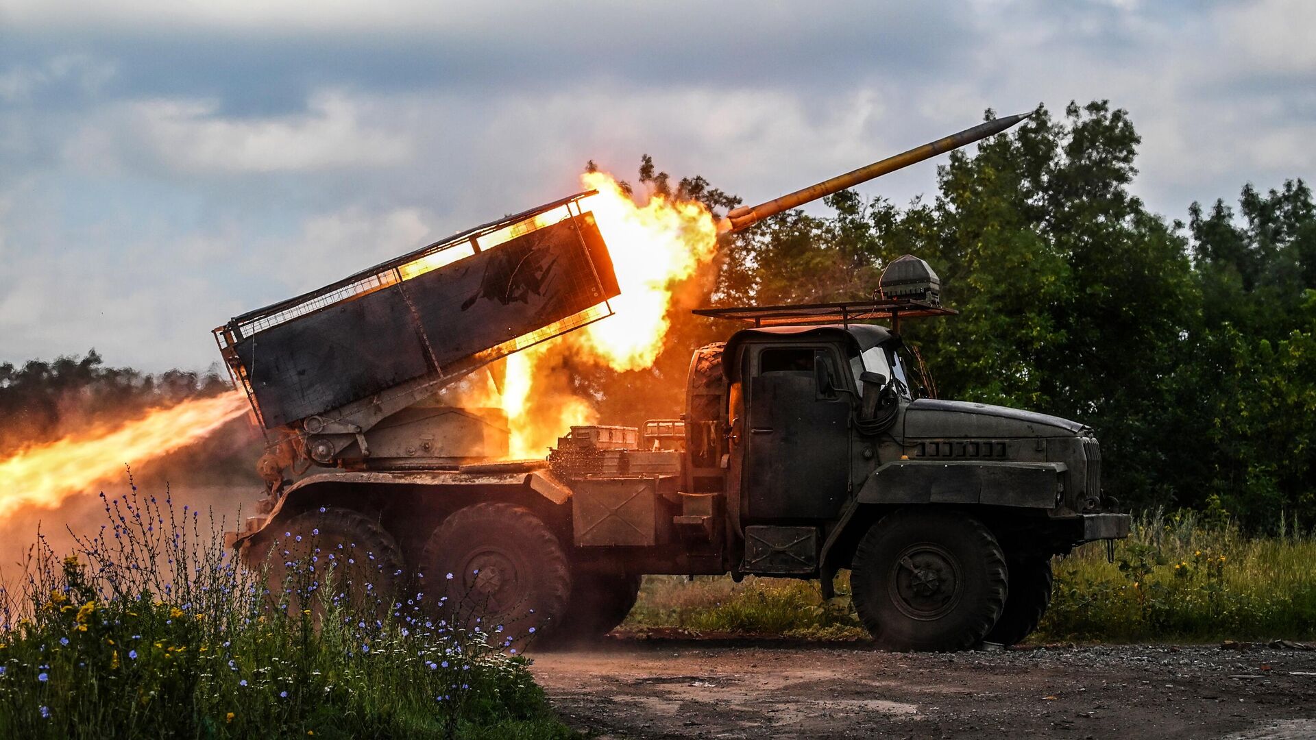 Боевая работа расчета РСЗО Град группировки войск Центр на Красноармейском направлении СВО - РИА Новости, 1920, 02.07.2025