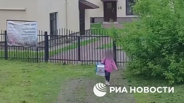 Силовики задержали в Петербурге девушку в тот момент, когда она закладывала бомбу под машину сотрудника оборонного предприятия, теракт предотвращен, сообщили в ФСБ