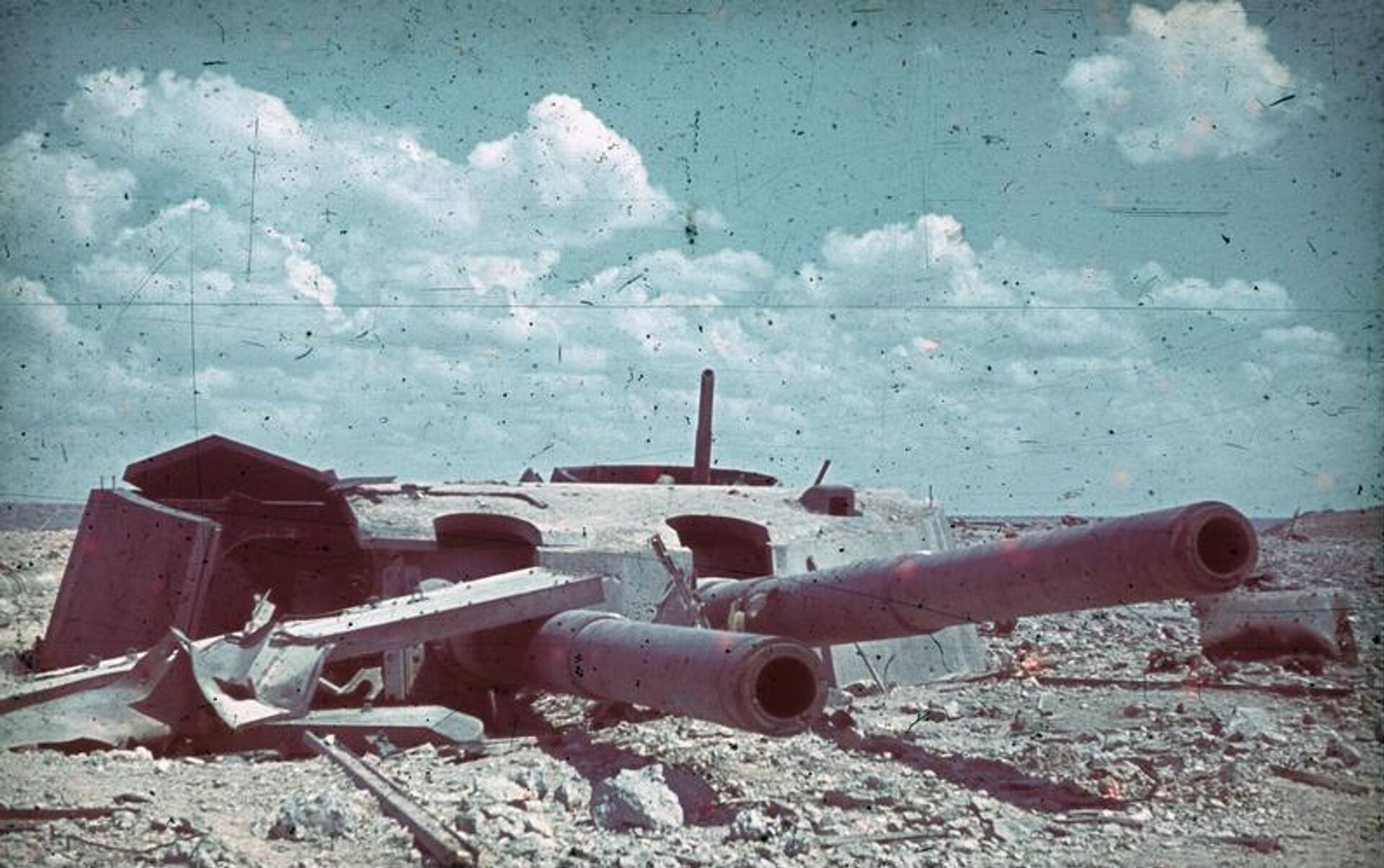 Разрушенная башня 30-й береговой батареи. Севастополь Разрушенная башня 30-й береговой батареи. Севастополь - РИА Новости, 1920, 04.07.2025