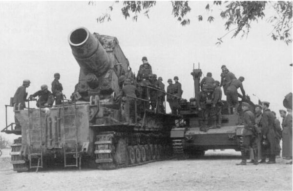 600-мм самоходная мортира Karl Gerät 040 (собственное имя - Один) в районе Бреста, 1941 год 600-мм самоходная мортира Karl Gerät 040 (собственное имя - Один) в районе Бреста, 1941 год