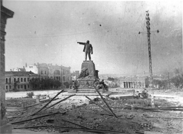 Памятник В.И. Ленину в Севастополе, 1942 год Памятник В.И. Ленину в Севастополе, 1942 год