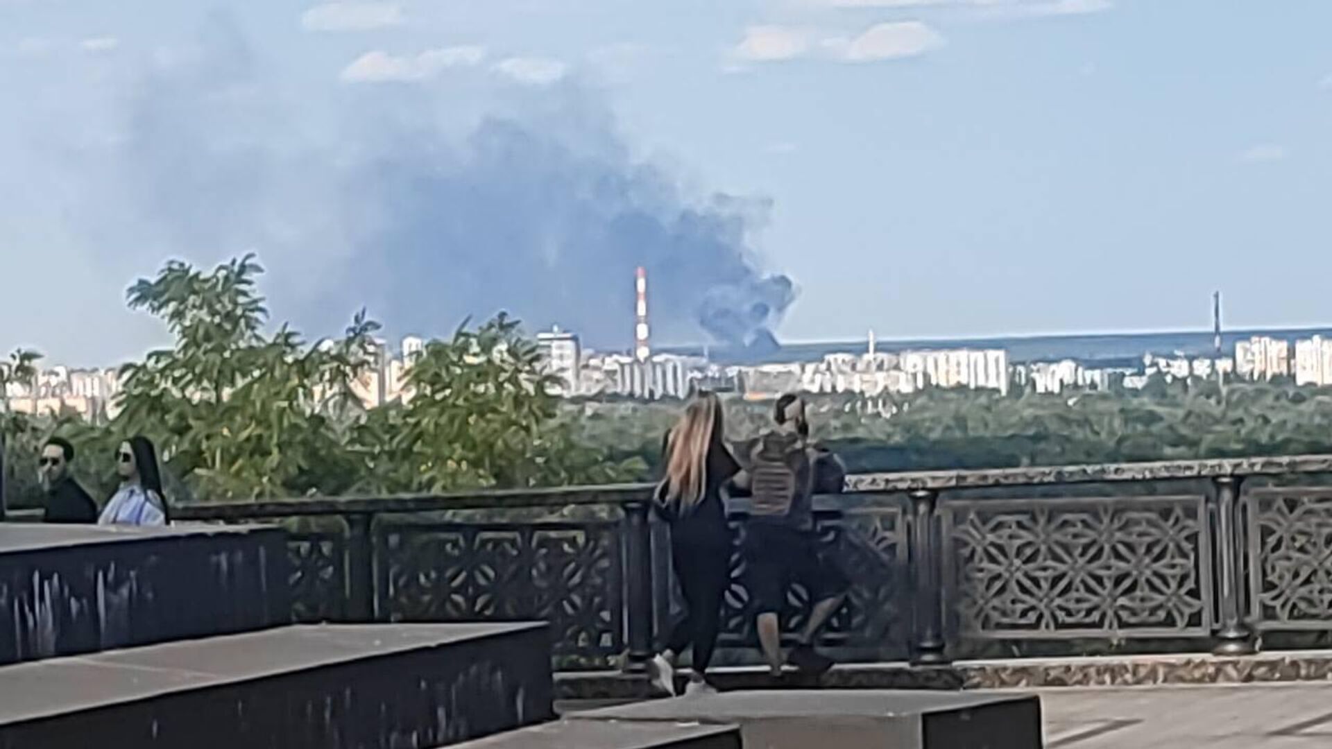 В киевском районе Троещина слышали взрыв, а теперь наблюдают сильный пожар - РИА Новости, 1920, 06.07.2025