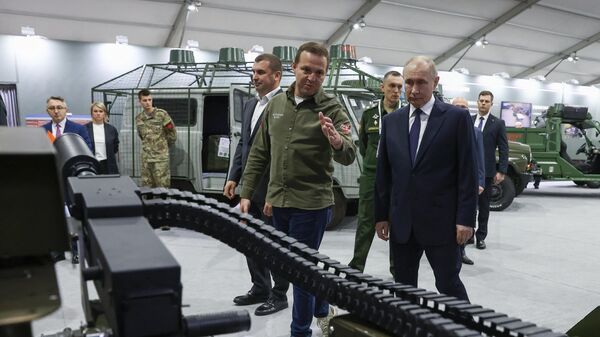 Президент Владимир Путин посетил выставку Всё для Победы!
