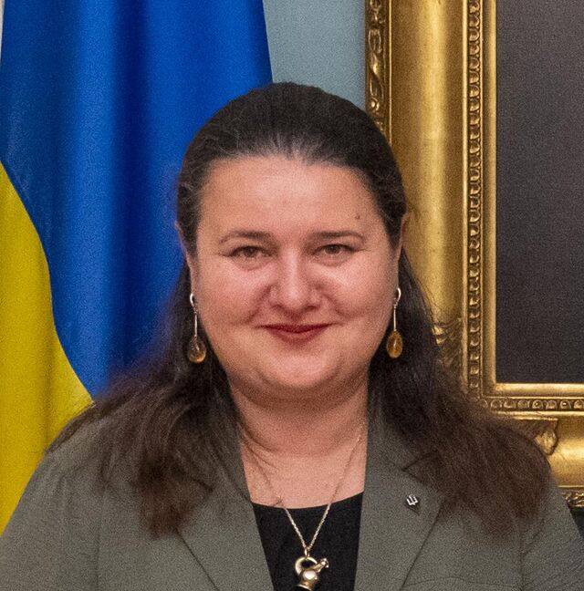 © commons.wikimedia.org / Ron Przysucha / Оксана Маркарова Техническая пересменка. Недопрезидент Украины стремится заново понравиться в Вашингтоне