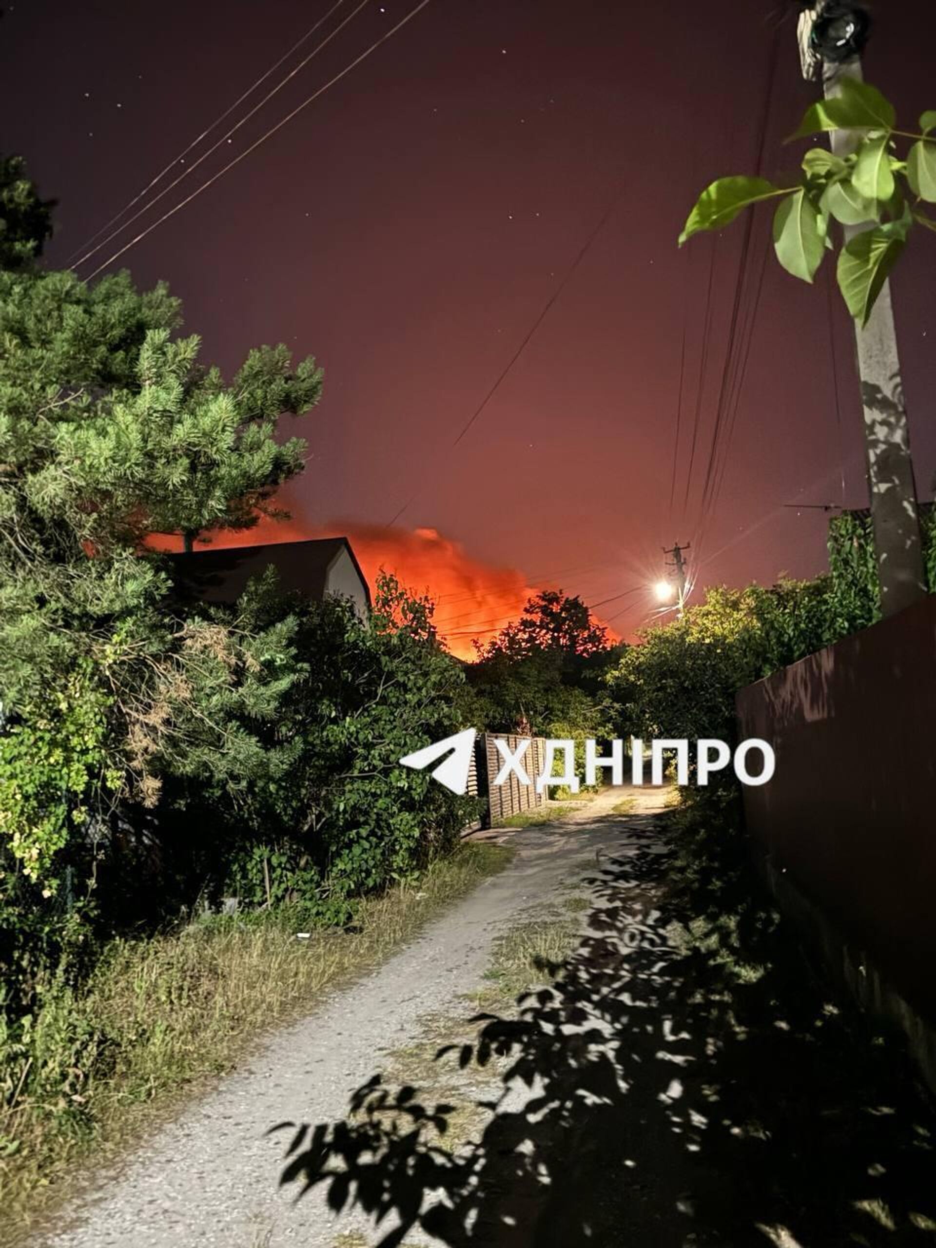 В пригороде Днепропетровска после удара Гераней разгорелся сильный пожар, который было видно во многих районах города - РИА Новости, 1920, 14.07.2025