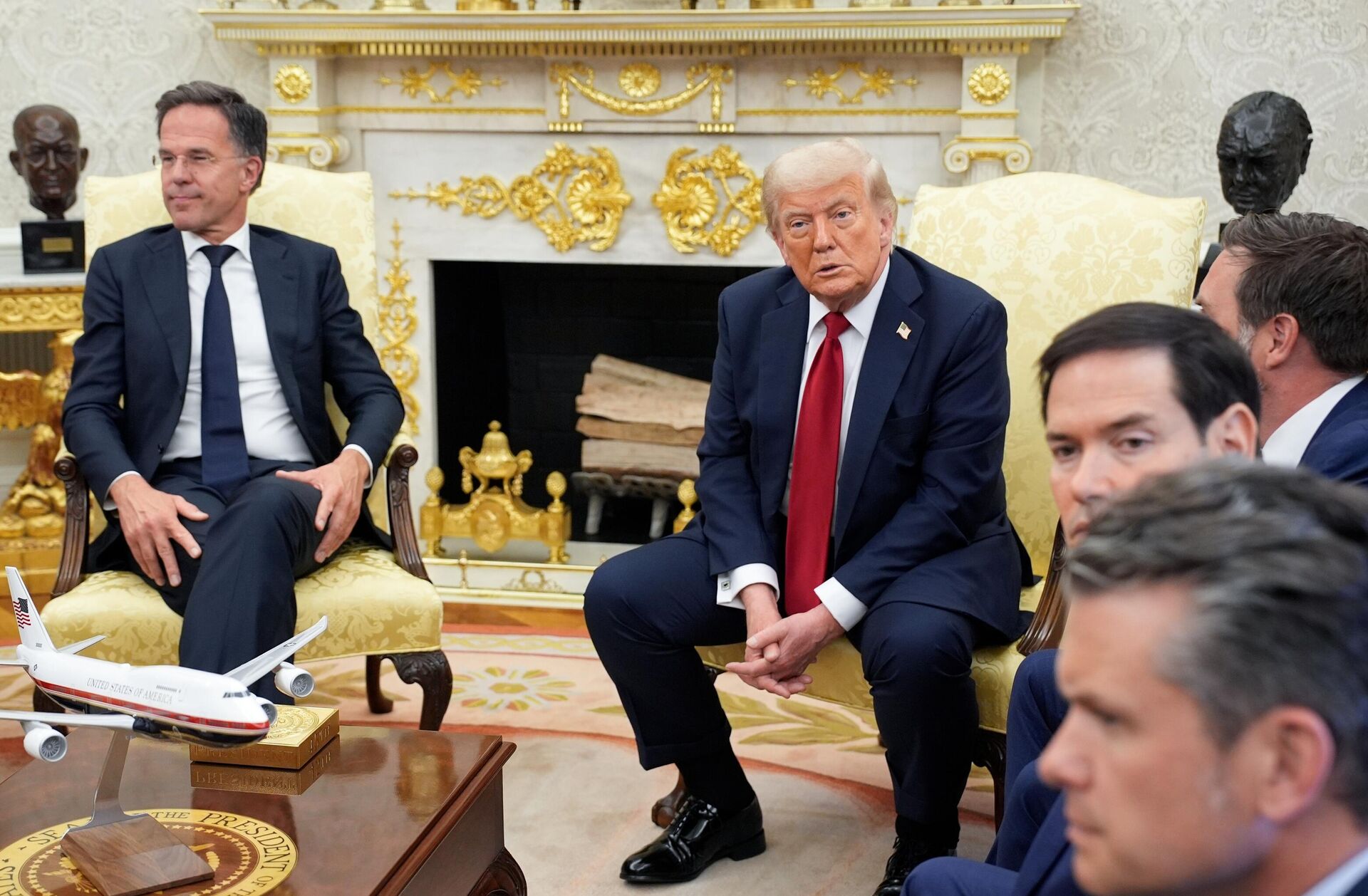 Президент США Трамп заявил о поставках американского оружия Украине через НАТО - РИА Новости, 1920, 23.10.2025