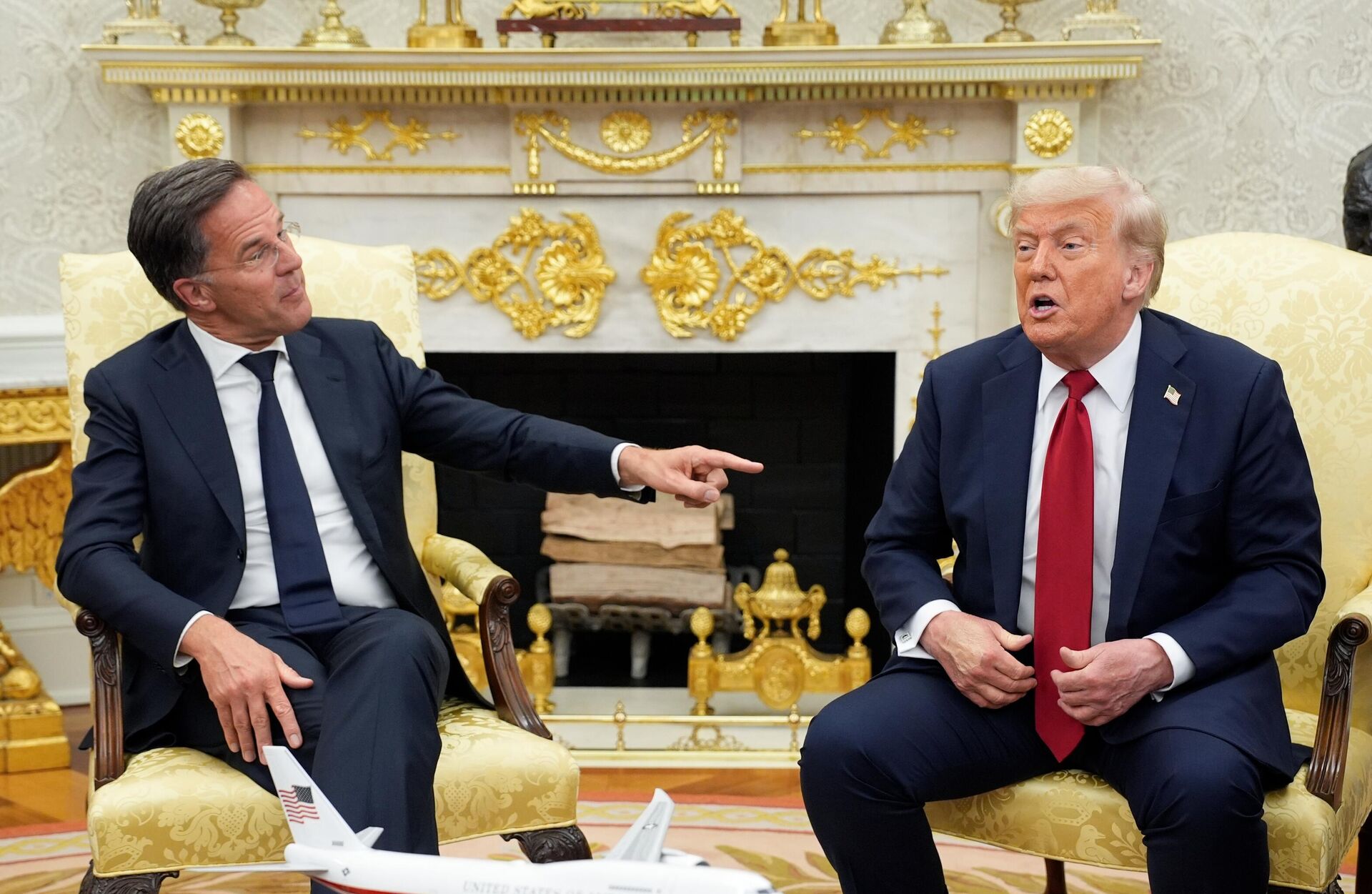 Президент США Трамп заявил о поставках американского оружия Украине через НАТО - РИА Новости, 1920, 24.10.2025