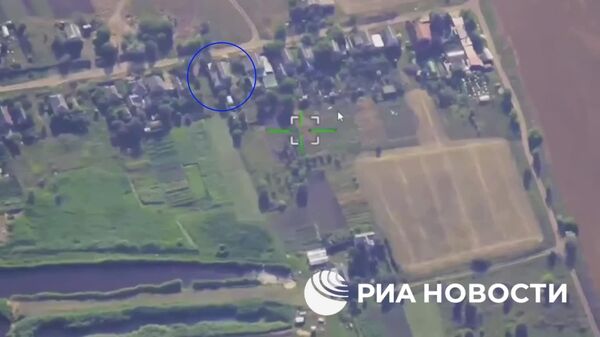 Российские войска Геранями уничтожили 2 пункта ВСУ - управления БПЛА и временной дислокации – под Райским в ДНР, сообщили в Минобороны и показали видео