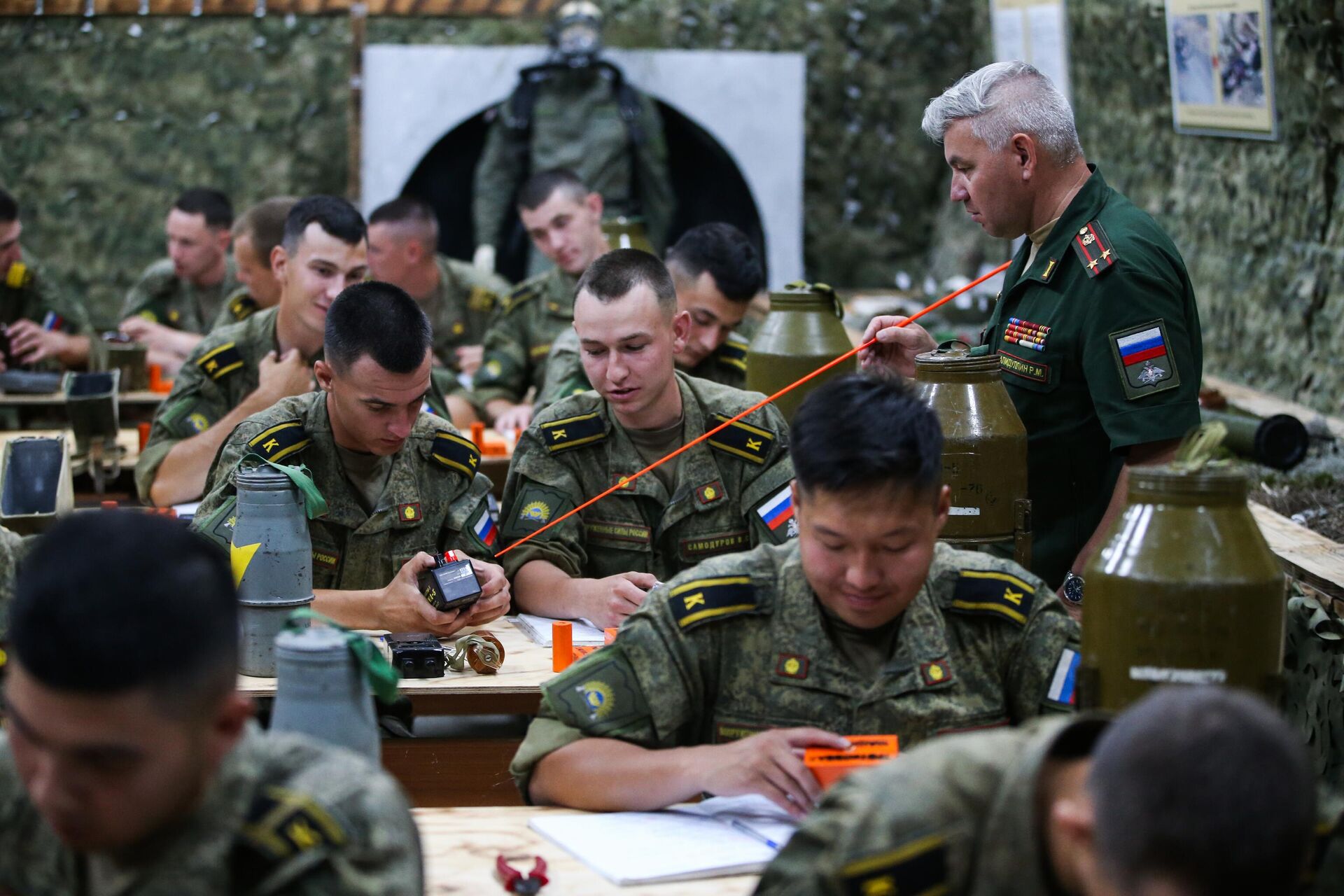 Подготовка курсантов инженерных войск в Тюменском училище Подготовка курсантов инженерных войск в Тюменском училище - РИА Новости, 1920, 15.07.2025