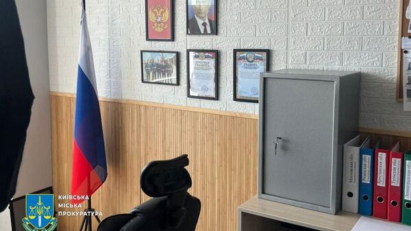 Киевская прокуратура накрыла колл-центр, где был кабинет с портретом Владимира Путина, грамотами и документами ФСБ