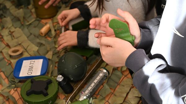 Занятия по правилам безопасности для школьников Луганска