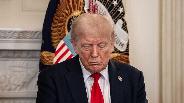 Американская парадигма: Трамп изменил позицию из-за людей в костюмах, как и предсказал Путин в 2017 году