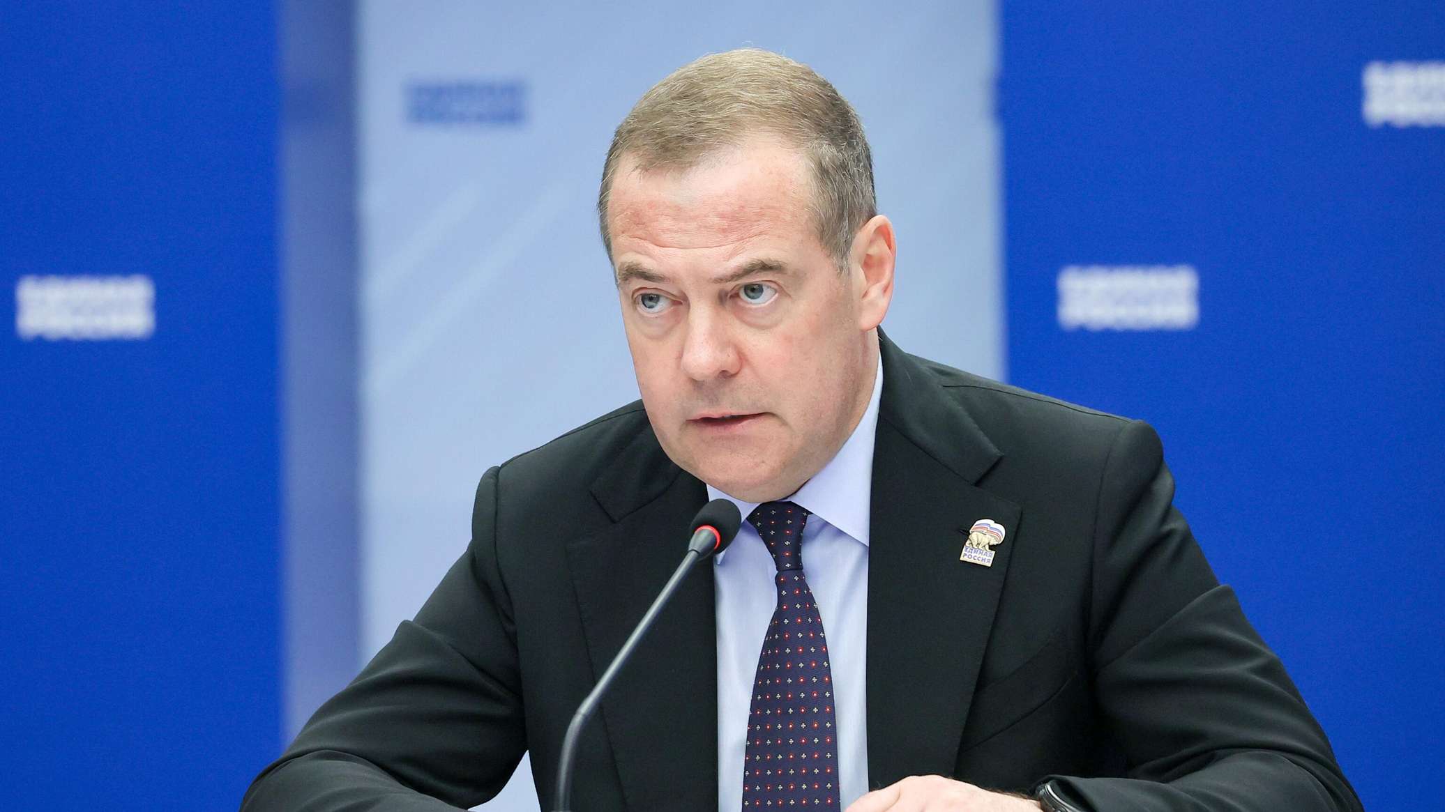 Медведев призвал сменить тактику в борьбе с санкциями