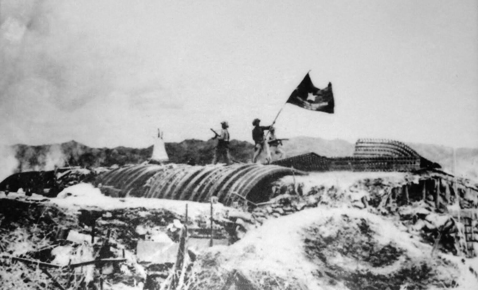 Вьетнамские солдаты поднимают флаг на французских позициях, 7 мая 1954 Вьетнамские солдаты поднимают флаг на французских позициях, 7 мая 1954 - РИА Новости, 1920, 18.07.2025