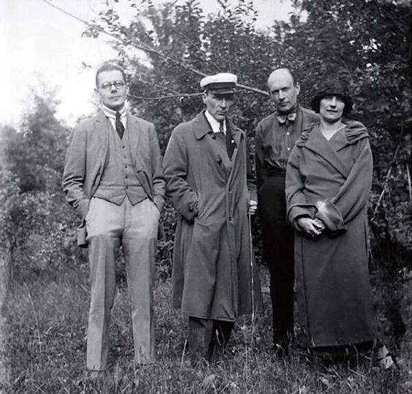 С.С. Топленинов, М.А. Булгаков, Н.Н. Лямин, Л.Е. Булгакова. Фото Н.А. Ушаковой, 1926 год С.С. Топленинов, М.А. Булгаков, Н.Н. Лямин, Л.Е. Булгакова. Фото Н.А. Ушаковой, 1926 год