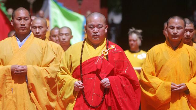 © Getty Images / China Photos Си Цзиньпин изгнал торговцев из храма. Настоятеля Шаолиня уволили за хищения и коррупцию