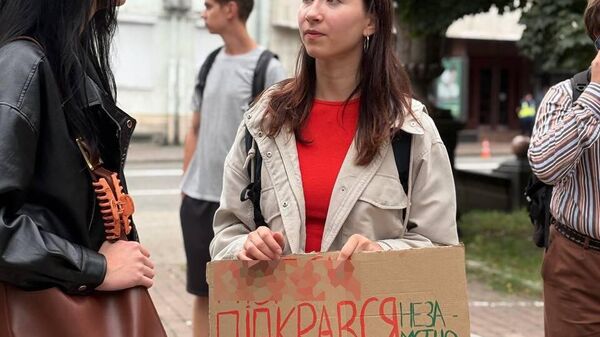 В киевском Мариинском парке под стенами Верховной Рады проходит митинг, организованный Зеленским против законопроекта Зеленского
