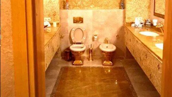 Золотой унитаз в квартире Миндича