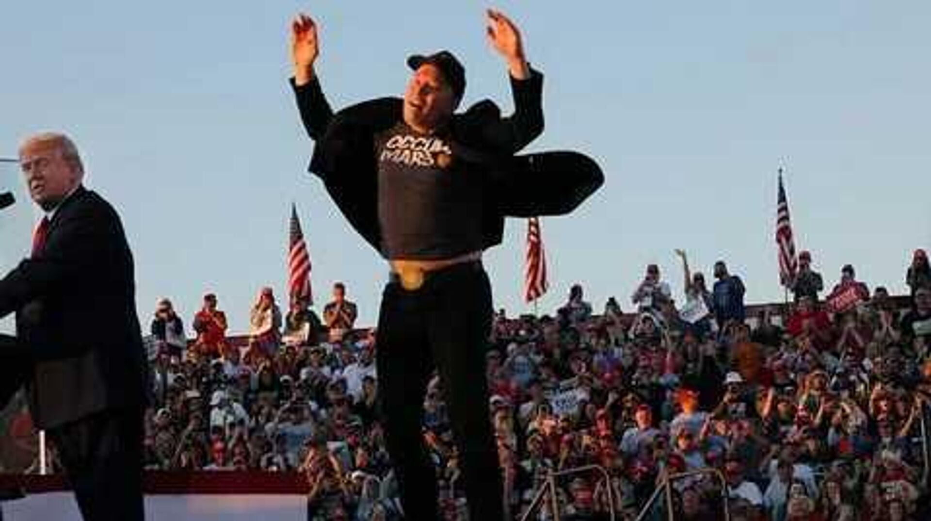 Сбылась мечта: Маск на сцене поет за спиной у президента США Сбылась мечта: Маск на сцене поет за спиной у президента США - РИА Новости, 1920, 04.08.2025