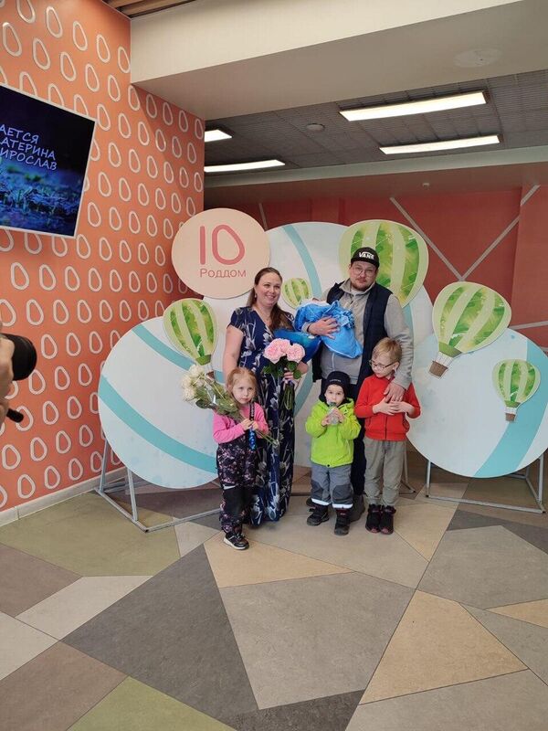 В России уже вшестером 