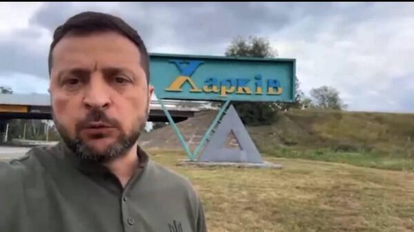 Проклятие Зеленского - диктатор сфотографировался рядом со стелой на въезде в Харьков