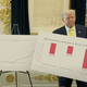 Дональд Трамп с графиками отвечает на вопросы про Украину
