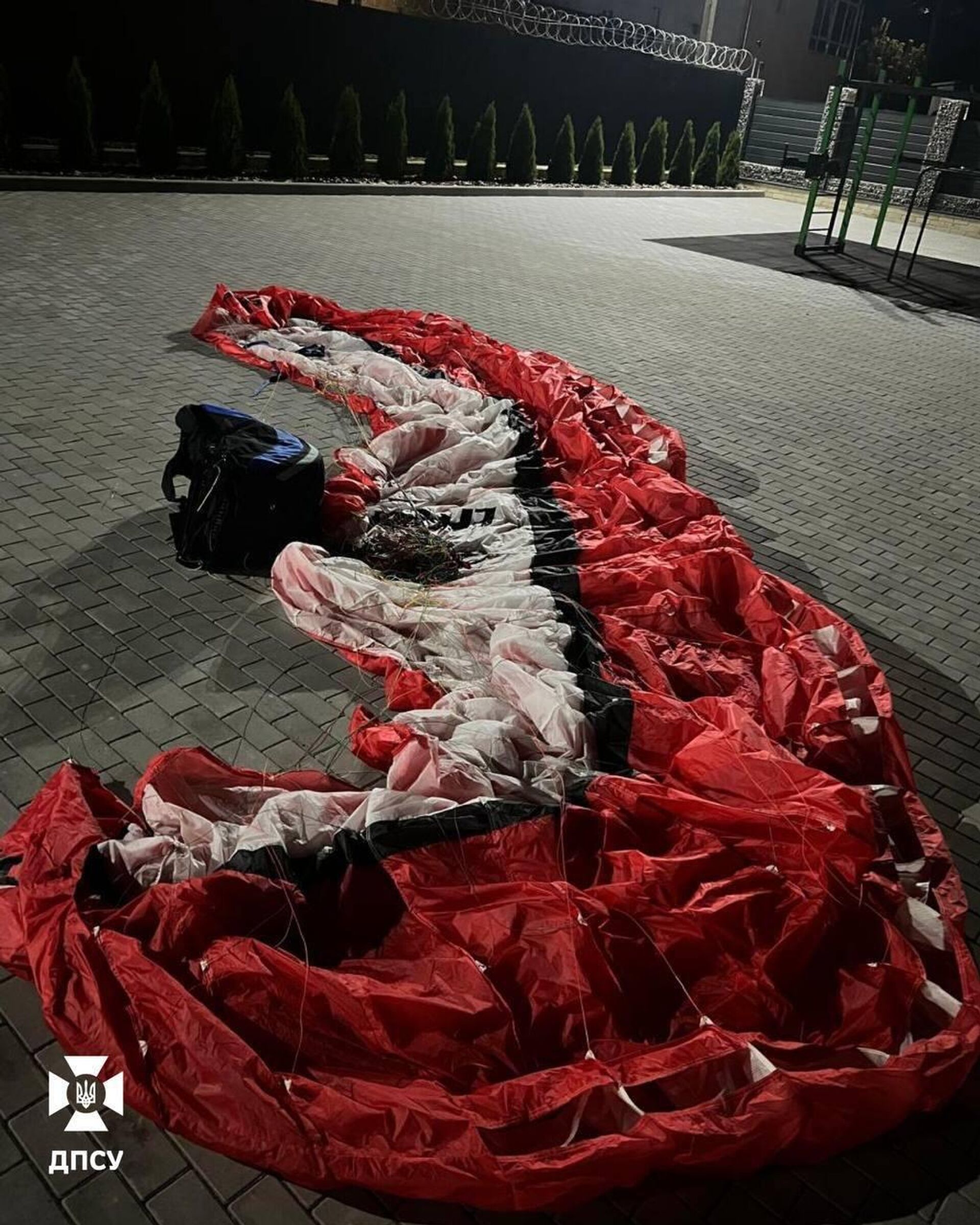 «Парящие амбиции»: украинец попытался пересечь границу с Молдовой на параплане, но [не взлетел ] - РИА Новости, 1920, 08.08.2025