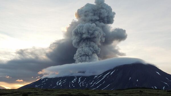 Извержение вулканов Крашенинникова и Ключевская Сопка на Камчатке