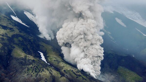 Извержение вулканов Крашенинникова и Ключевская Сопка на Камчатке