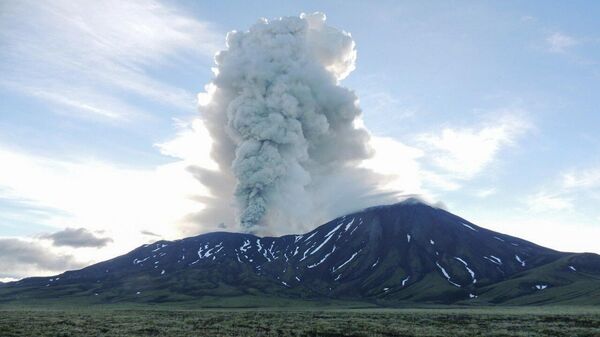 Извержение вулканов Крашенинникова и Ключевская Сопка на Камчатке