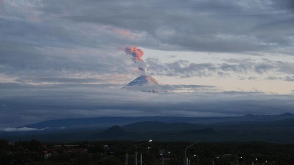 Извержение вулканов Крашенинникова и Ключевская Сопка на Камчатке