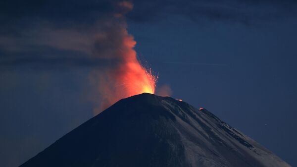Извержение вулканов Крашенинникова и Ключевская Сопка на Камчатке