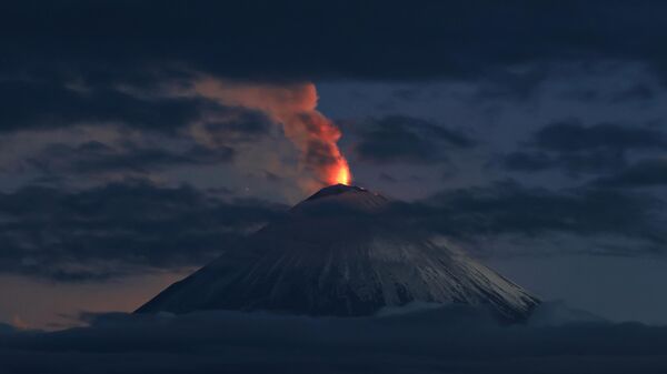 Извержение вулканов Крашенинникова и Ключевская Сопка на Камчатке