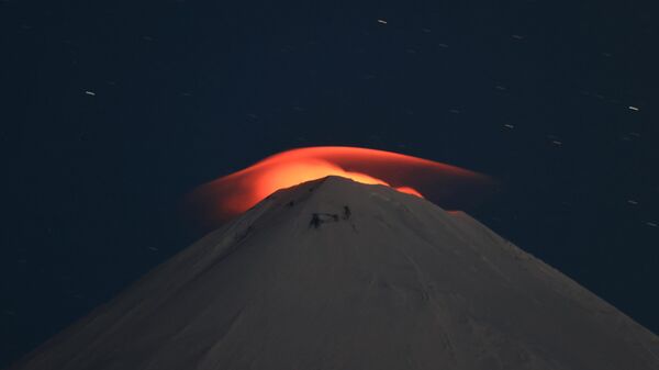 Извержение вулканов Крашенинникова и Ключевская Сопка на Камчатке