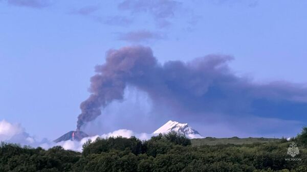 Извержение вулканов Крашенинникова и Ключевская Сопка на Камчатке